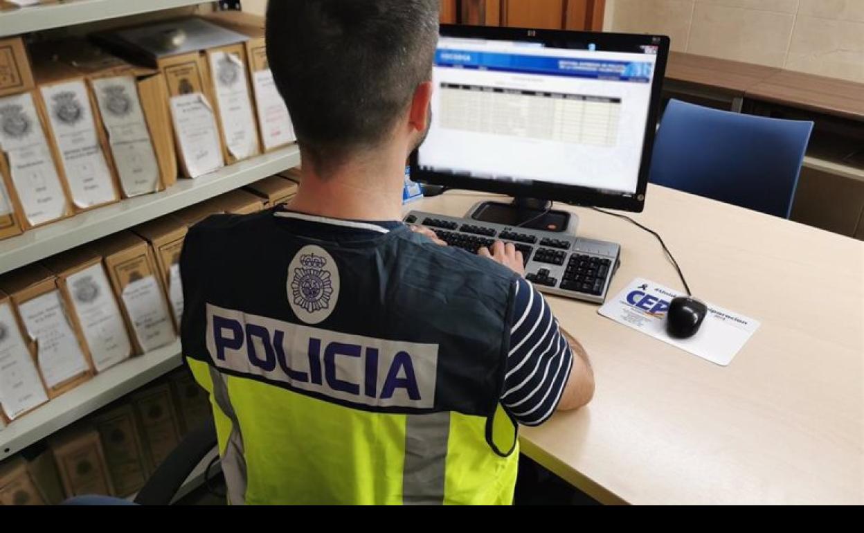 Los agentes comprobaron las cámaras de seguridad de la zona y concluyeron que los hechos denunciados por la presunta víctima no se habían producido. 