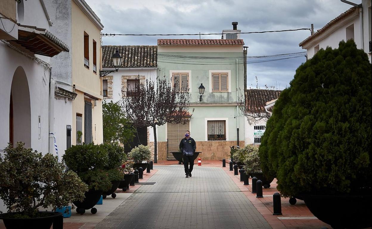 Un hombre pasea por una acalle en Guardamar de la Safor 