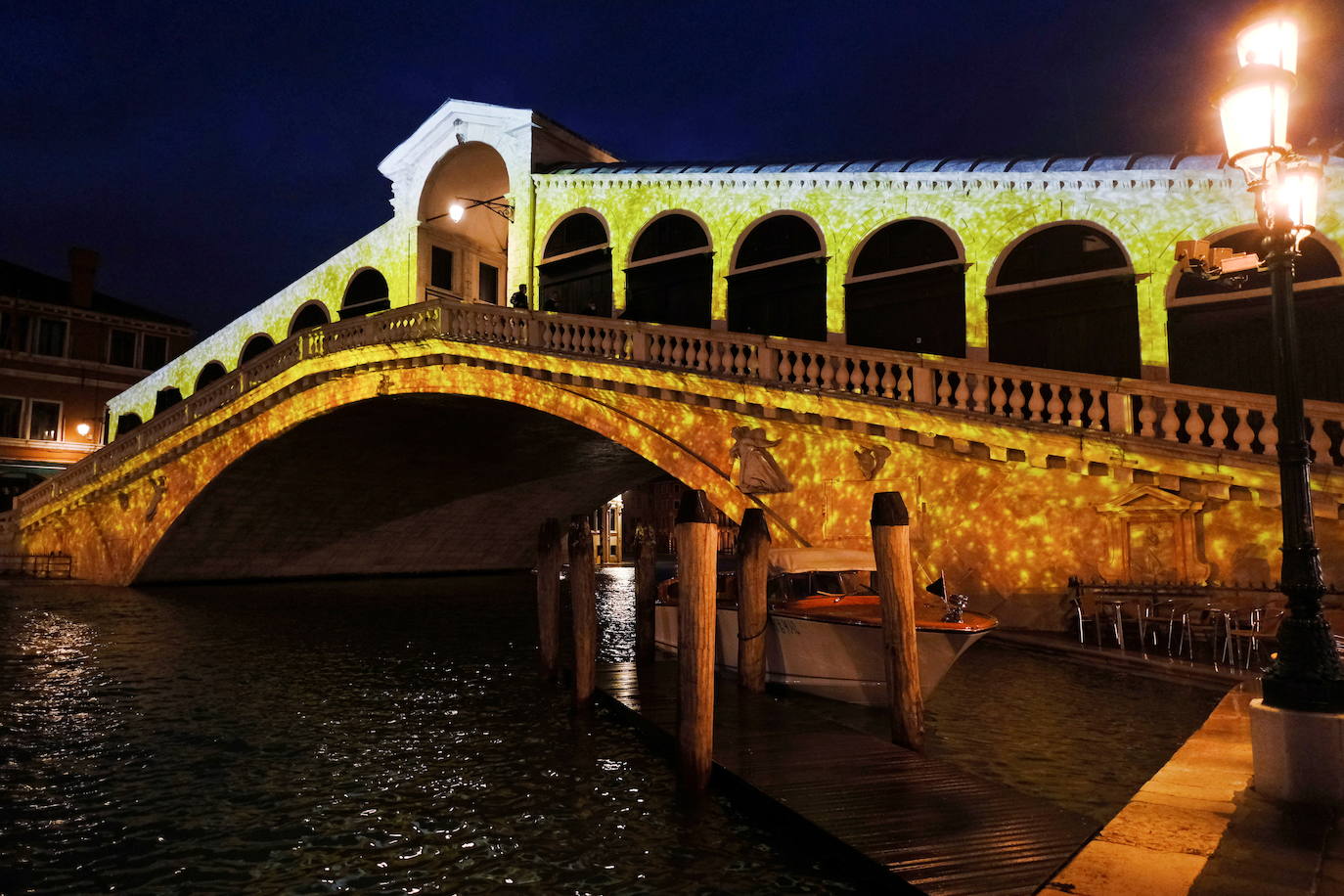 Las fuertes lluvias que azotan Italia han inundado parcialmente Venecia, que vive hoy un nuevo episodio de 'agua alta' sin que haya sido activado el MOSE, el sistema de diques construido para proteger la ciudad de estas subidas. La plaza de San Marcos y el centro histórico de la ciudad están anegados. 