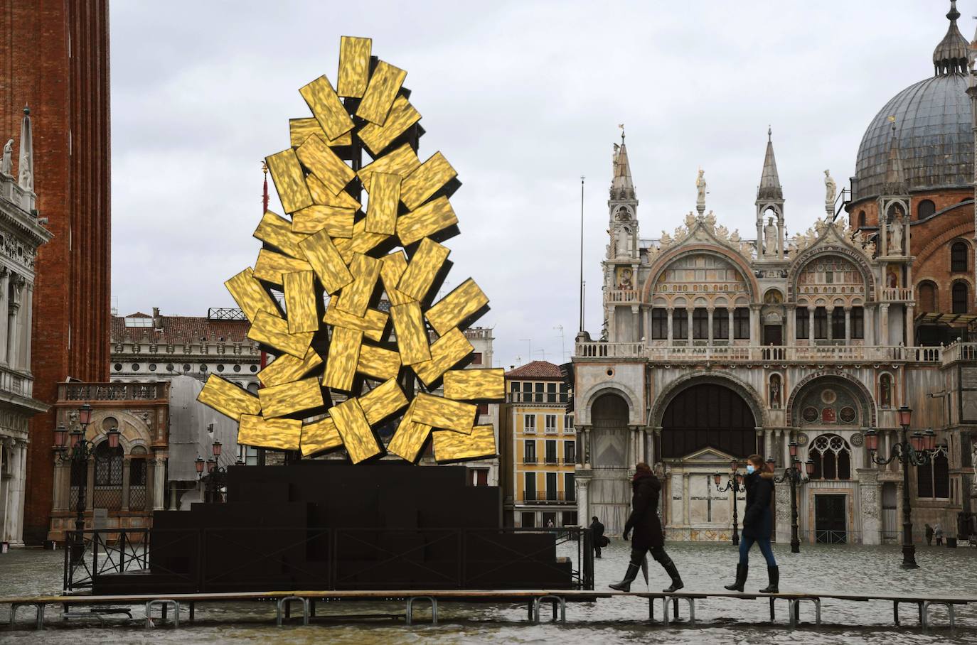 Las fuertes lluvias que azotan Italia han inundado parcialmente Venecia, que vive hoy un nuevo episodio de 'agua alta' sin que haya sido activado el MOSE, el sistema de diques construido para proteger la ciudad de estas subidas. La plaza de San Marcos y el centro histórico de la ciudad están anegados. 