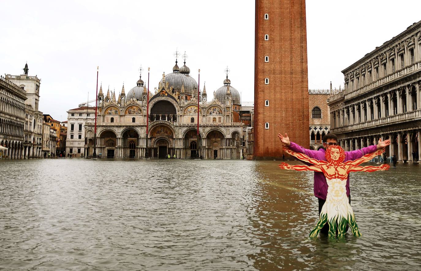 Las fuertes lluvias que azotan Italia han inundado parcialmente Venecia, que vive hoy un nuevo episodio de 'agua alta' sin que haya sido activado el MOSE, el sistema de diques construido para proteger la ciudad de estas subidas. La plaza de San Marcos y el centro histórico de la ciudad están anegados. 