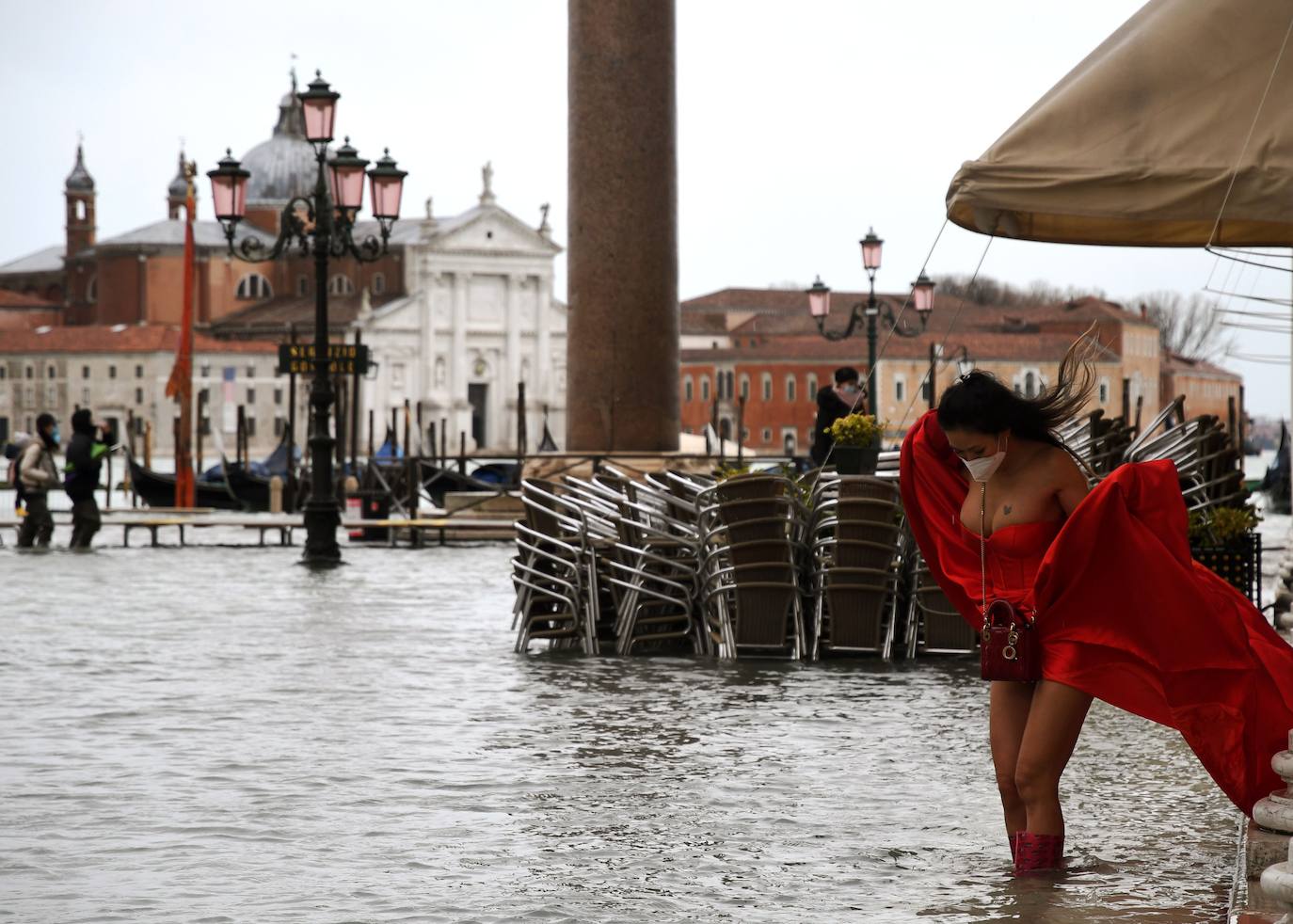 Las fuertes lluvias que azotan Italia han inundado parcialmente Venecia, que vive hoy un nuevo episodio de 'agua alta' sin que haya sido activado el MOSE, el sistema de diques construido para proteger la ciudad de estas subidas. La plaza de San Marcos y el centro histórico de la ciudad están anegados. 