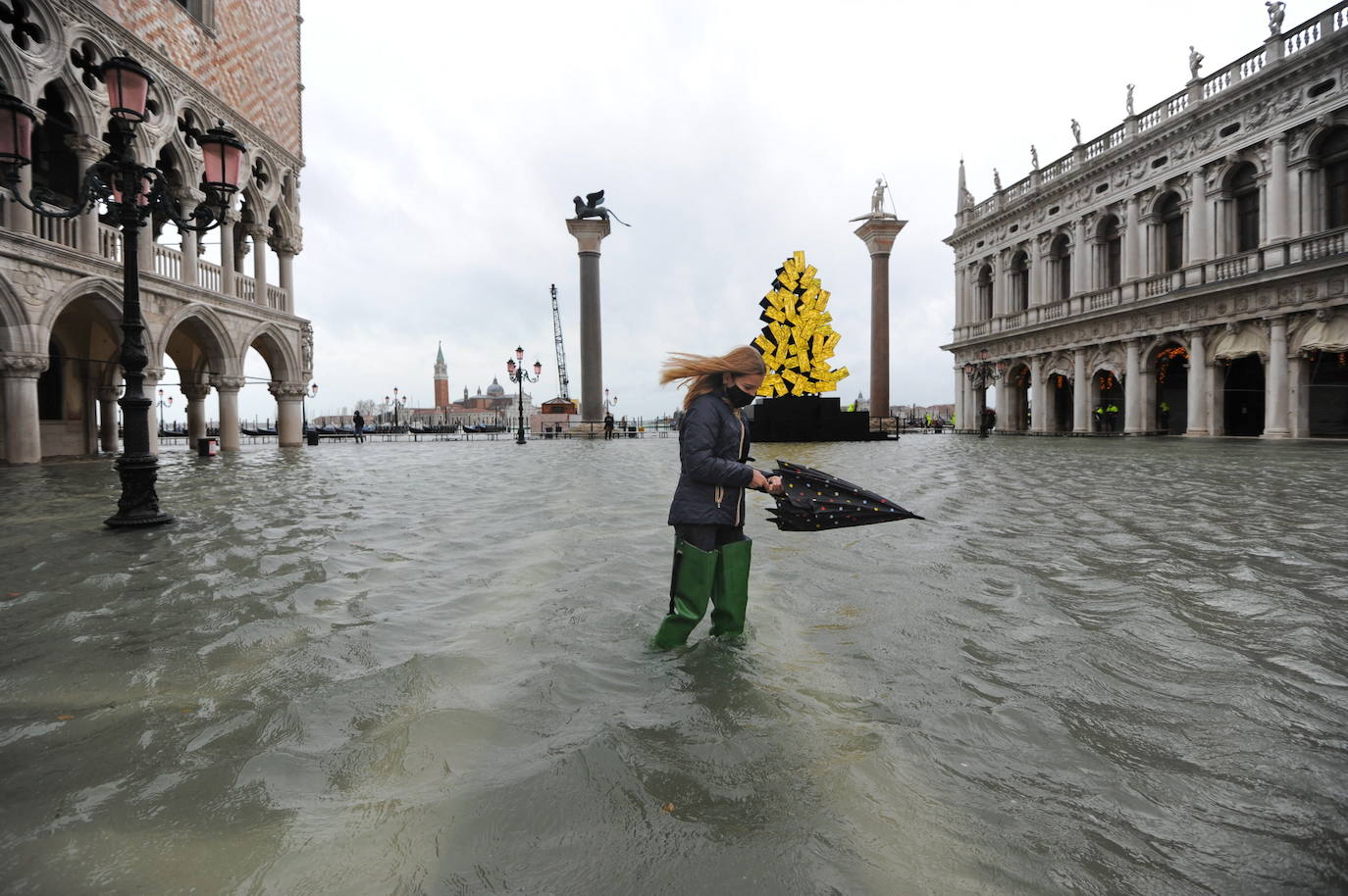 Las fuertes lluvias que azotan Italia han inundado parcialmente Venecia, que vive hoy un nuevo episodio de 'agua alta' sin que haya sido activado el MOSE, el sistema de diques construido para proteger la ciudad de estas subidas. La plaza de San Marcos y el centro histórico de la ciudad están anegados. 