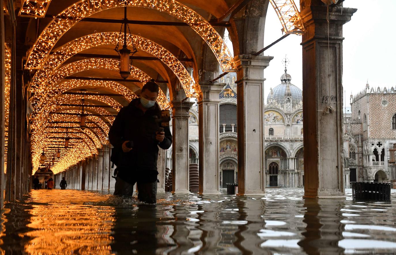 Las fuertes lluvias que azotan Italia han inundado parcialmente Venecia, que vive hoy un nuevo episodio de 'agua alta' sin que haya sido activado el MOSE, el sistema de diques construido para proteger la ciudad de estas subidas. La plaza de San Marcos y el centro histórico de la ciudad están anegados. 