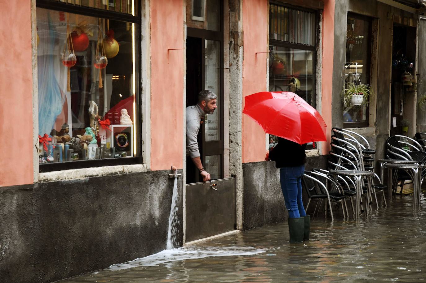 Las fuertes lluvias que azotan Italia han inundado parcialmente Venecia, que vive hoy un nuevo episodio de 'agua alta' sin que haya sido activado el MOSE, el sistema de diques construido para proteger la ciudad de estas subidas. La plaza de San Marcos y el centro histórico de la ciudad están anegados. 