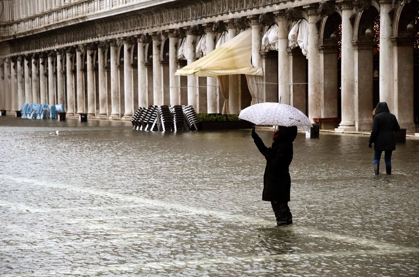 Las fuertes lluvias que azotan Italia han inundado parcialmente Venecia, que vive hoy un nuevo episodio de 'agua alta' sin que haya sido activado el MOSE, el sistema de diques construido para proteger la ciudad de estas subidas. La plaza de San Marcos y el centro histórico de la ciudad están anegados. 