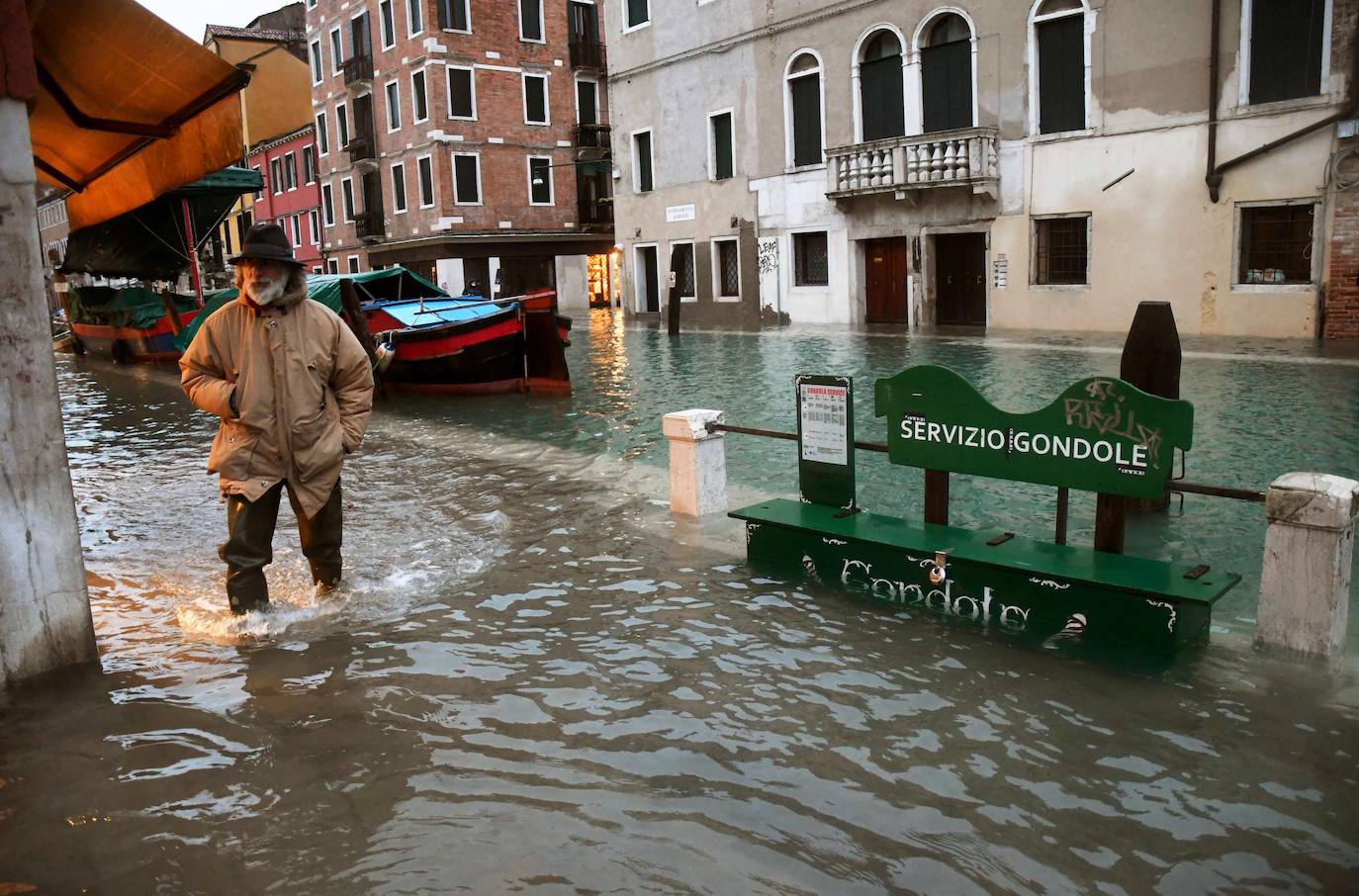 Las fuertes lluvias que azotan Italia han inundado parcialmente Venecia, que vive hoy un nuevo episodio de 'agua alta' sin que haya sido activado el MOSE, el sistema de diques construido para proteger la ciudad de estas subidas. La plaza de San Marcos y el centro histórico de la ciudad están anegados. 