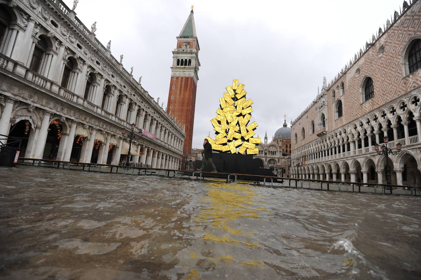 Las fuertes lluvias que azotan Italia han inundado parcialmente Venecia, que vive hoy un nuevo episodio de 'agua alta' sin que haya sido activado el MOSE, el sistema de diques construido para proteger la ciudad de estas subidas. La plaza de San Marcos y el centro histórico de la ciudad están anegados. 