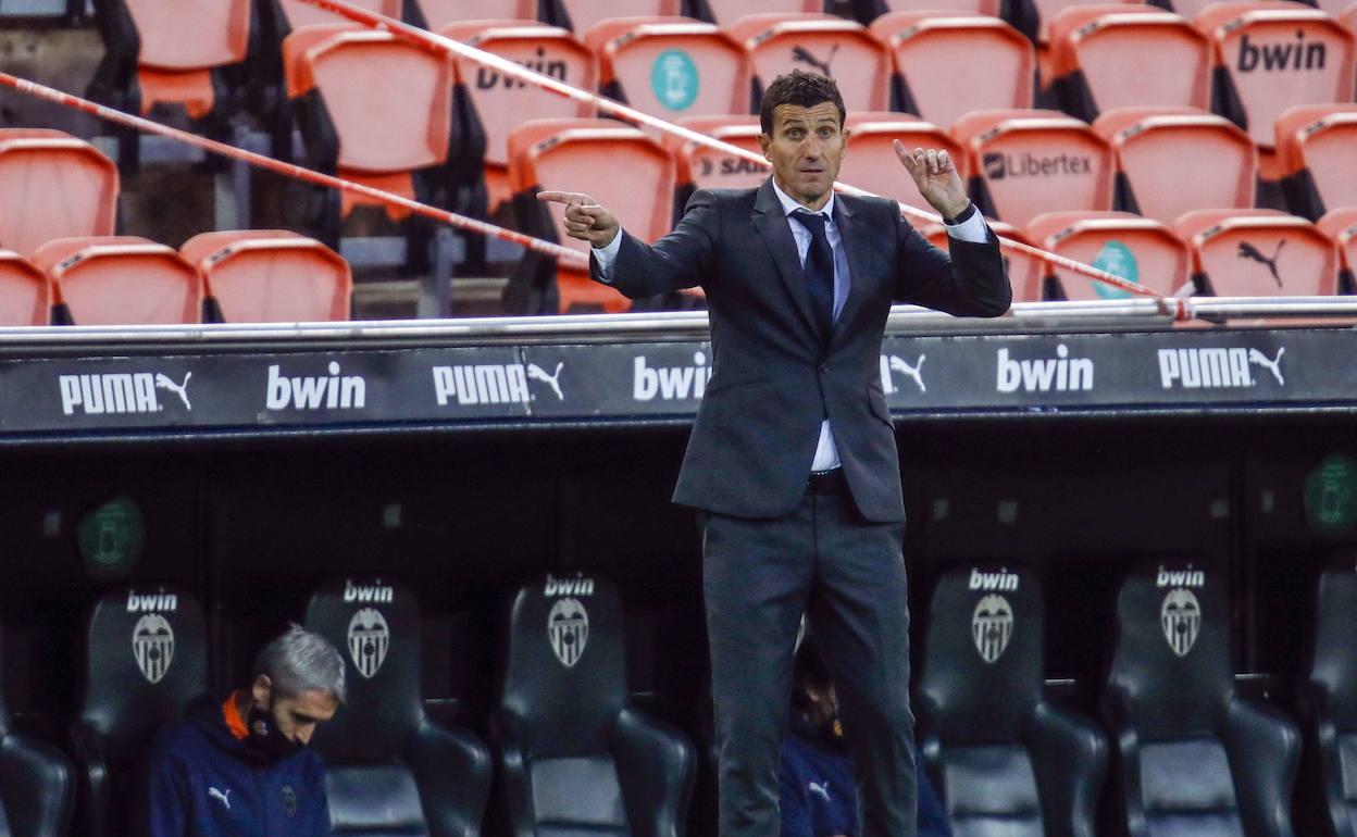 Javi Gracia da instrucciones durante un partido. 