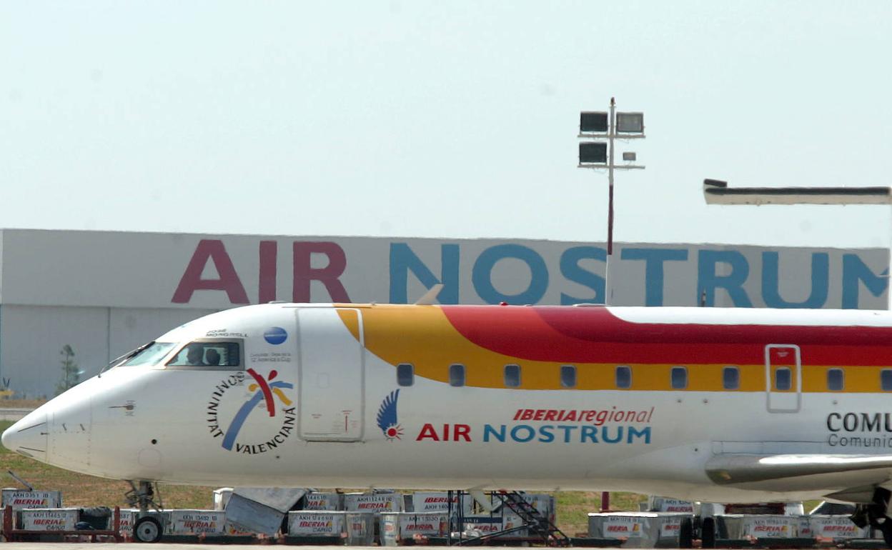 Un avión de la flota de Air Nostrum en el aeropuerto de Valencia. 