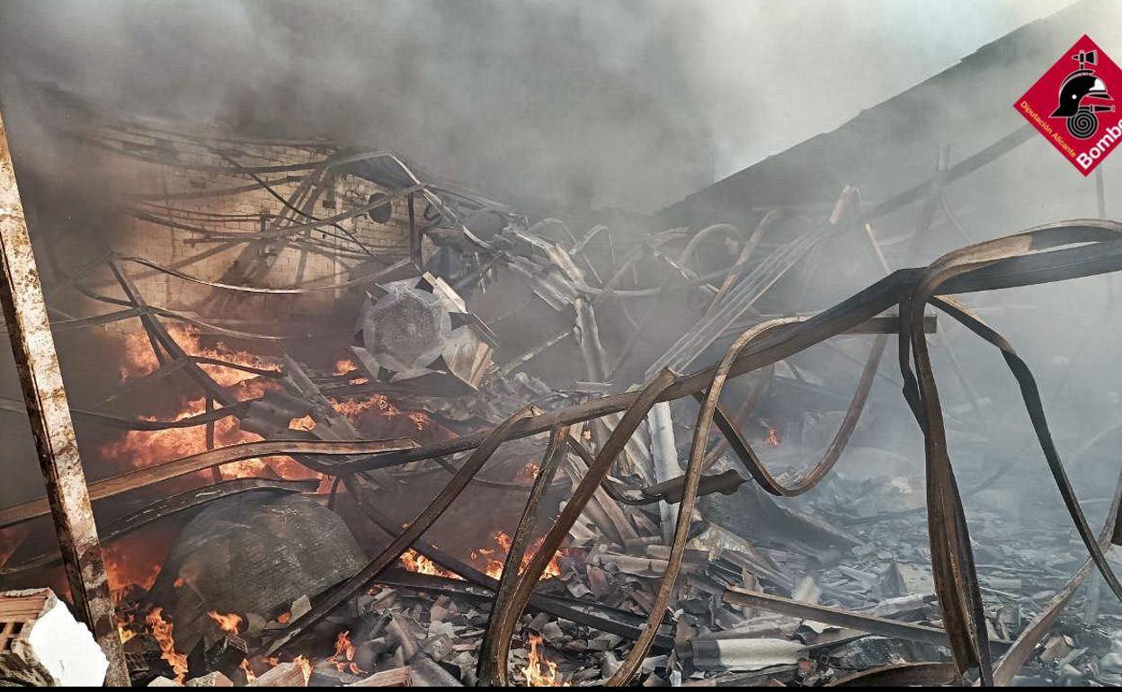 Incendio en La Jijonenca de Xixona | Incendio con pequeñas explosiones en el interior de industrias La Jijonenca de Xixona