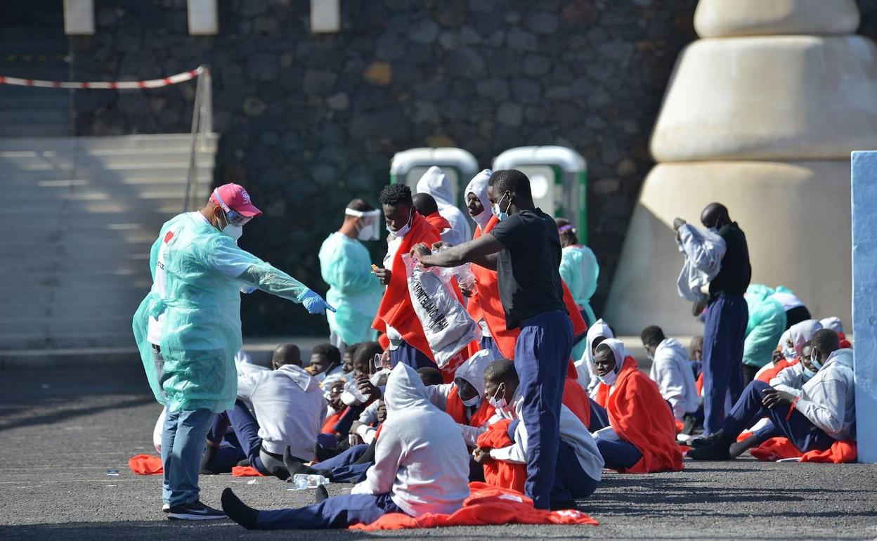 Un grupo de inmigrantes llegados en patera a la isla de El Hierro