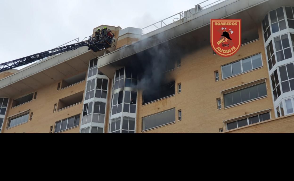 Los Bomberos del SPEIS trabajan en la extinción del incendio declarado esta mañana. 