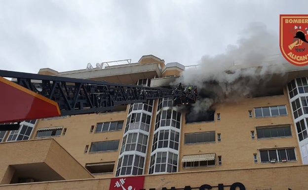 Los bomberos utilizan el vehículo escalera para evitar que las llames se propaguen por la fachada. 