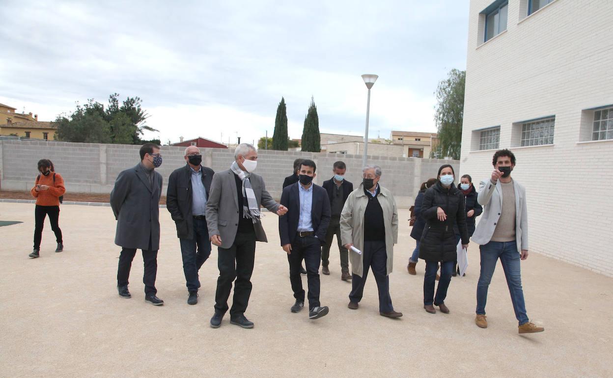 Marzà junto a los ediles de La Xara y Dénia durante la visita al nuevo colegio.