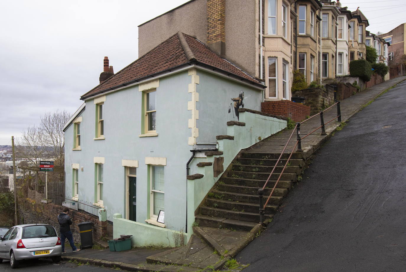 Bristol ha amanecido con una sorpresa: un nuevo mural del popular y misterioso artista urbano Banksy. La pintura titulada 'Aachoo!!' representa a una anciana estornudando, con su dentadura postiza volando, y apareció en la calle Vale Street durante la madrugada del jueves. 