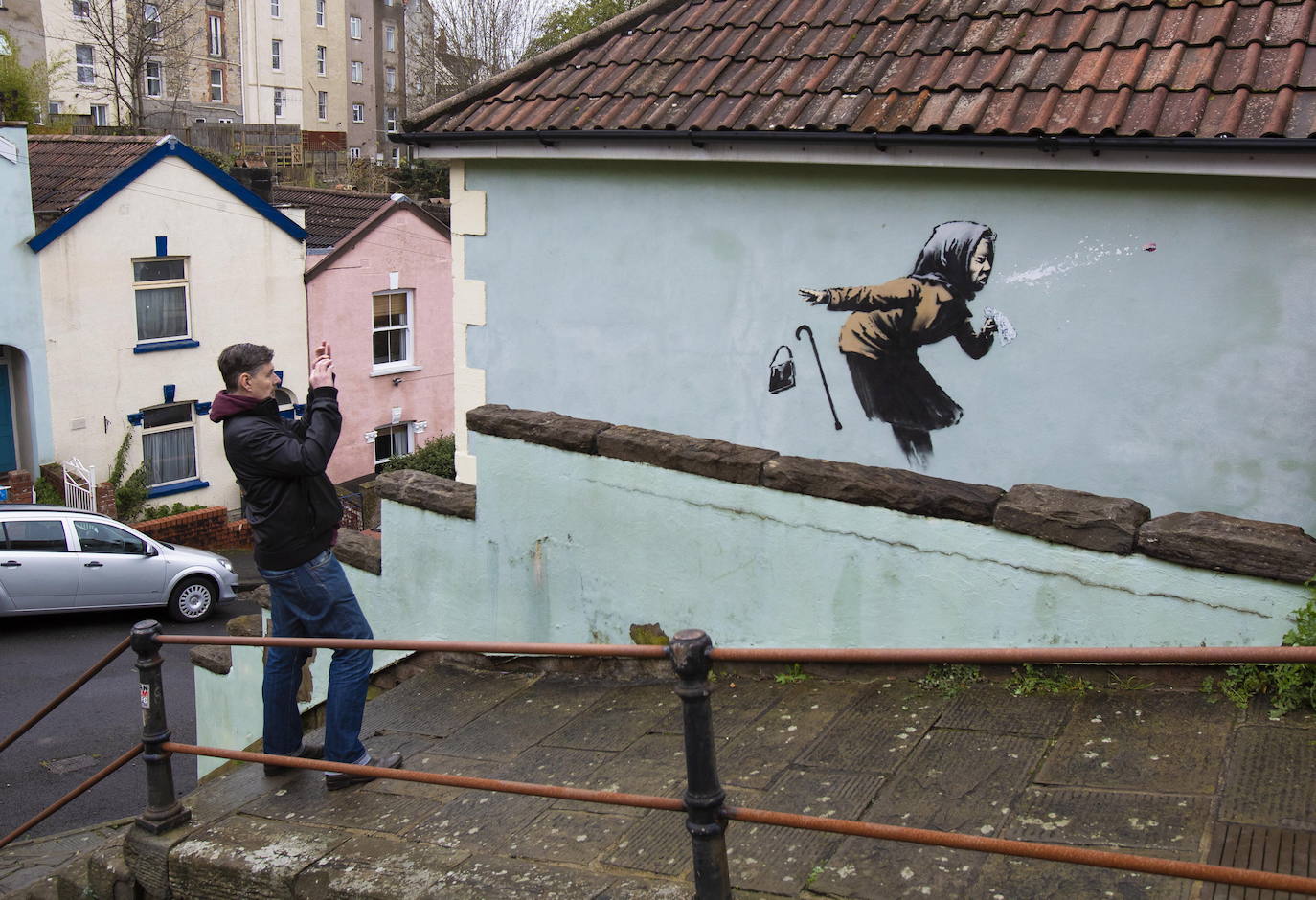 Bristol ha amanecido con una sorpresa: un nuevo mural del popular y misterioso artista urbano Banksy. La pintura titulada 'Aachoo!!' representa a una anciana estornudando, con su dentadura postiza volando, y apareció en la calle Vale Street durante la madrugada del jueves. 