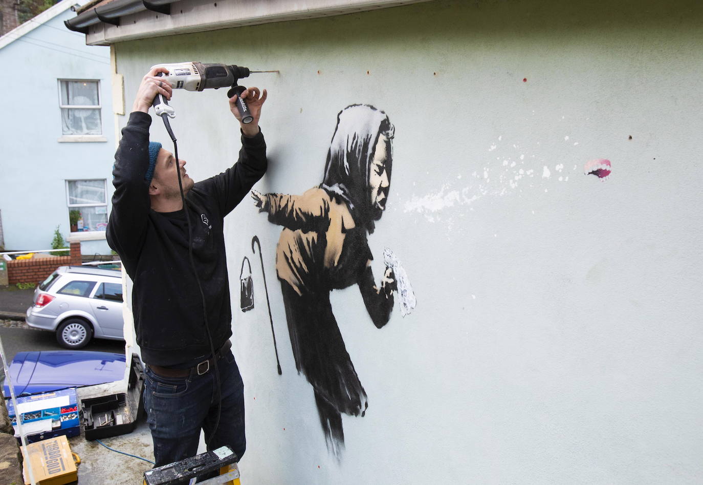 Bristol ha amanecido con una sorpresa: un nuevo mural del popular y misterioso artista urbano Banksy. La pintura titulada 'Aachoo!!' representa a una anciana estornudando, con su dentadura postiza volando, y apareció en la calle Vale Street durante la madrugada del jueves. 