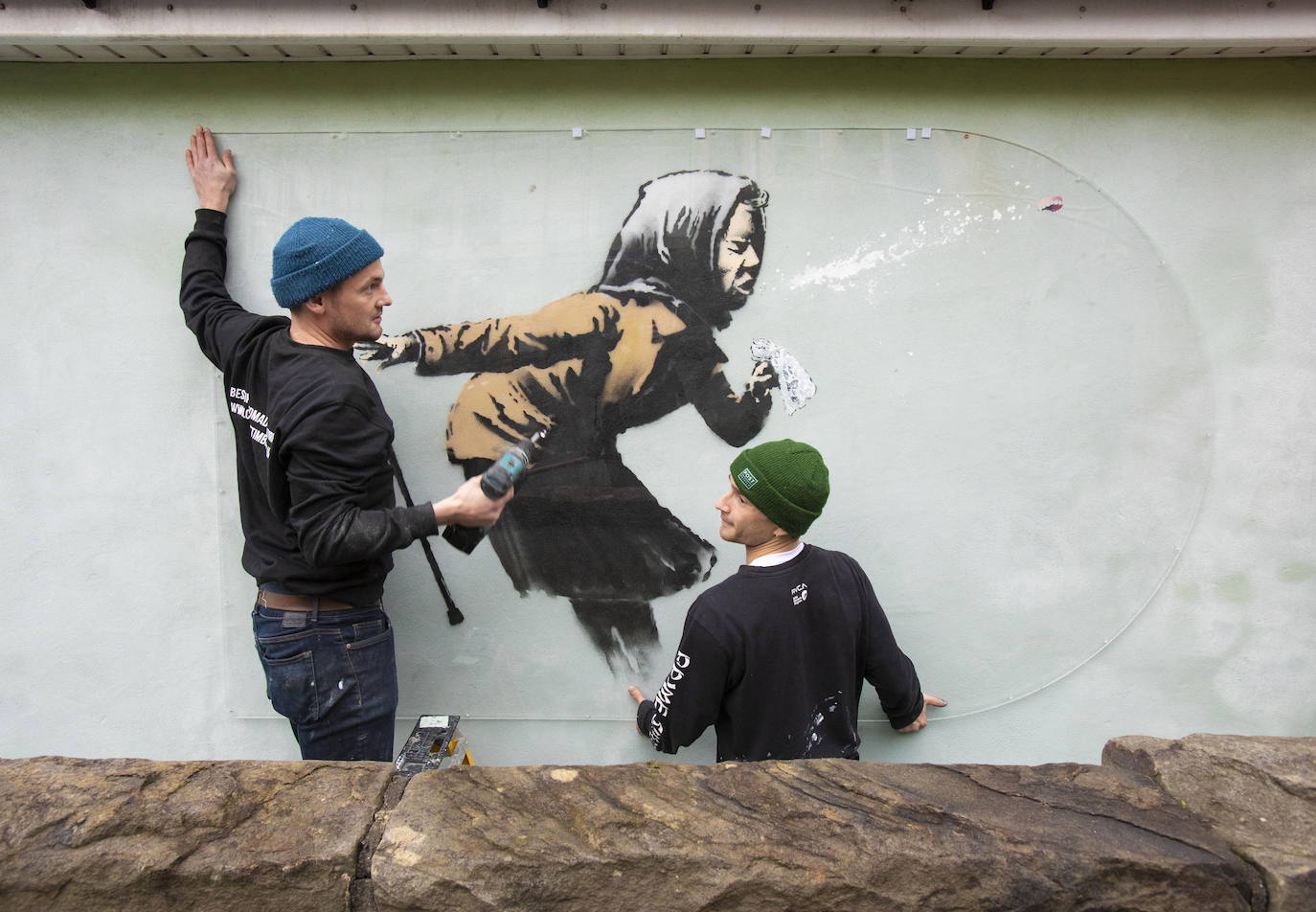 Bristol ha amanecido con una sorpresa: un nuevo mural del popular y misterioso artista urbano Banksy. La pintura titulada 'Aachoo!!' representa a una anciana estornudando, con su dentadura postiza volando, y apareció en la calle Vale Street durante la madrugada del jueves. 