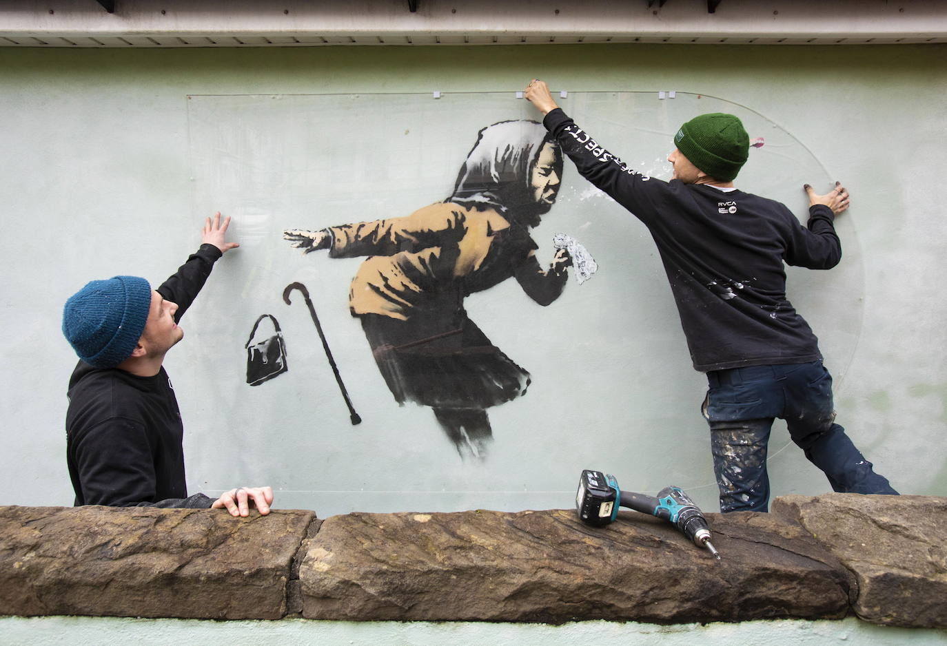 Bristol ha amanecido con una sorpresa: un nuevo mural del popular y misterioso artista urbano Banksy. La pintura titulada 'Aachoo!!' representa a una anciana estornudando, con su dentadura postiza volando, y apareció en la calle Vale Street durante la madrugada del jueves. 