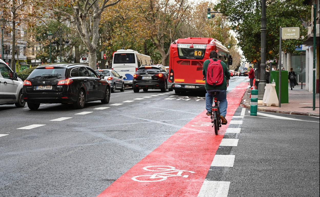 Un ciclista circula por el tramo operativo del nuevo carril bici.