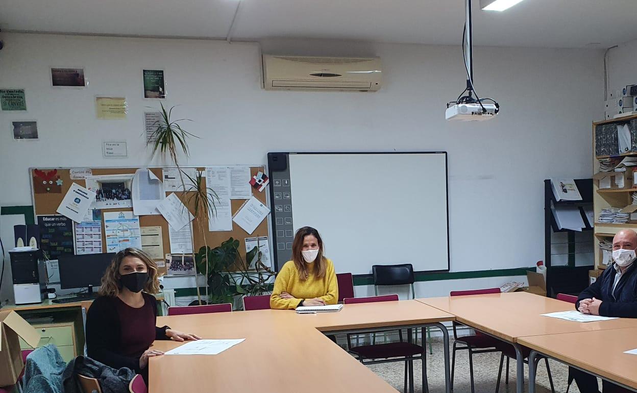 Reunión entre los representantes municipales y del colegio de Turís. 