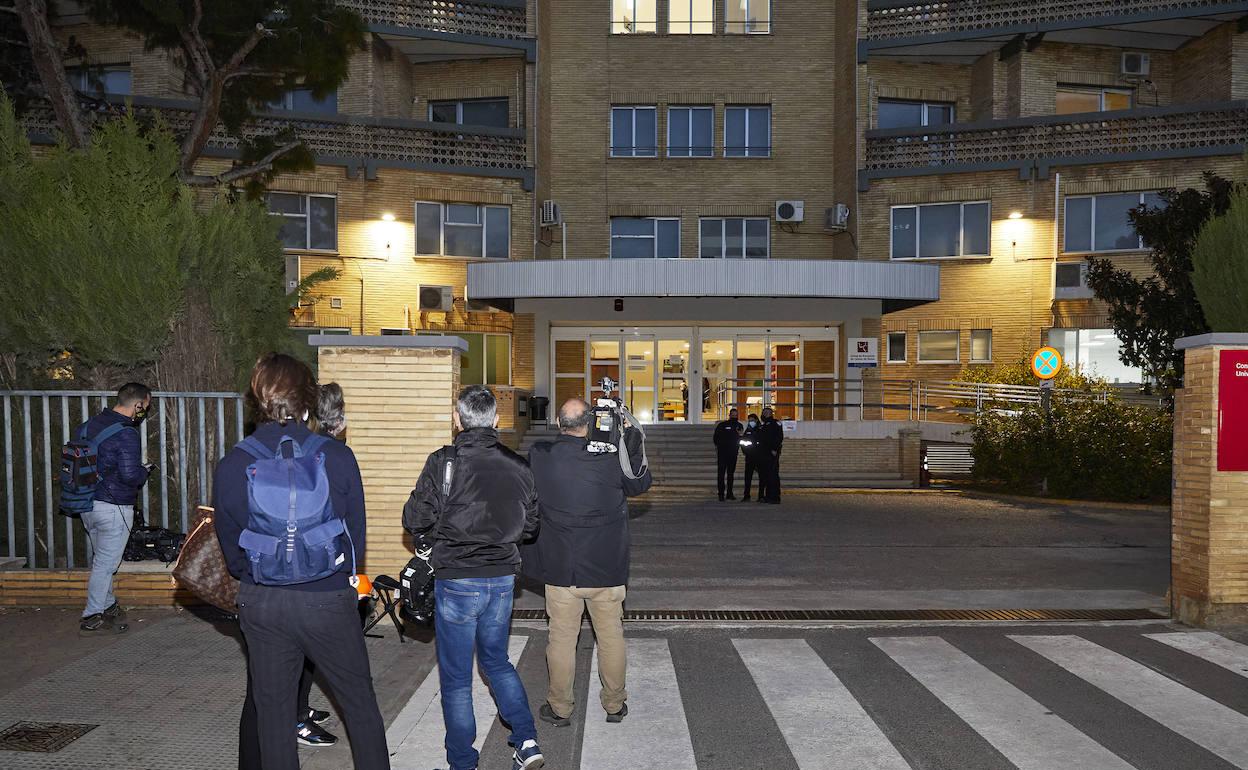 Periodistas en la entrada de la antigua Fe de Campanar, a donde han sido trasladados algunos inmigrantes para el proceso de cuarentena. 