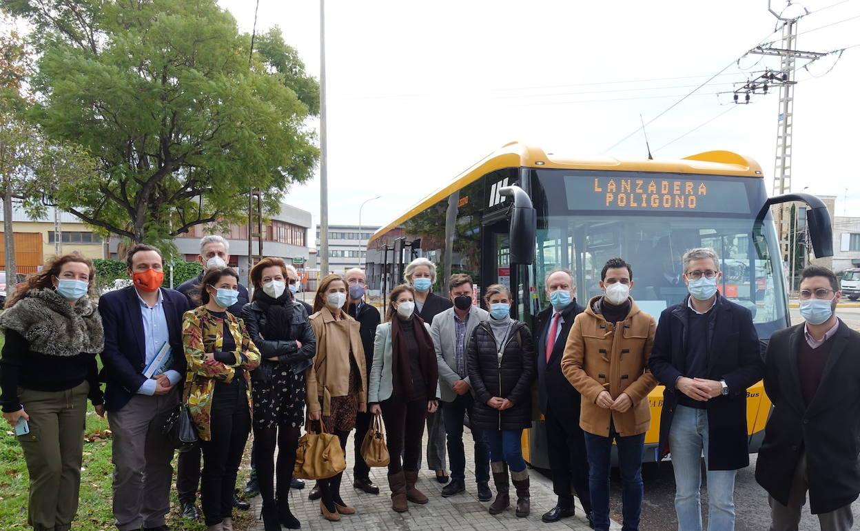 El conseller, Arcadi España, el alcalde, Juan Antonio Sagredo, y el gerente de la ATVM, Manuel Martínez, con los representantes empresariales. 