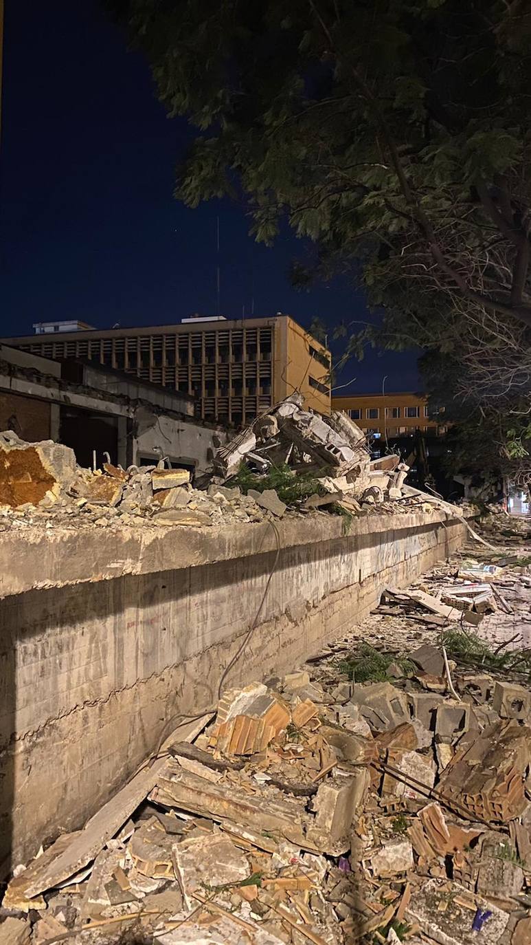 La Conselleria de Sanidad ha iniciado ya los derribos de la antigua escuela de agrónomos de Valencia, fase previa a la ampliación del Hospital Clínico. Fuentes de Urbanismo del ayuntamiento de Valencia explicaron ayer que estas dependencias no cuentan con ningún nivel de protección patriomonial. No sucede lo mismo con el edificio de la Facultad de Agrónomos, que sí está protegido y será rehabilitado dentro del plan para la citada mejora del centro sanitario.