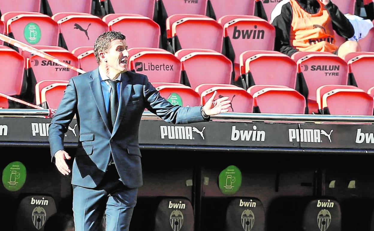 Gracia da indicaciones a sus futbolistas en el partido frente al Athletic. 