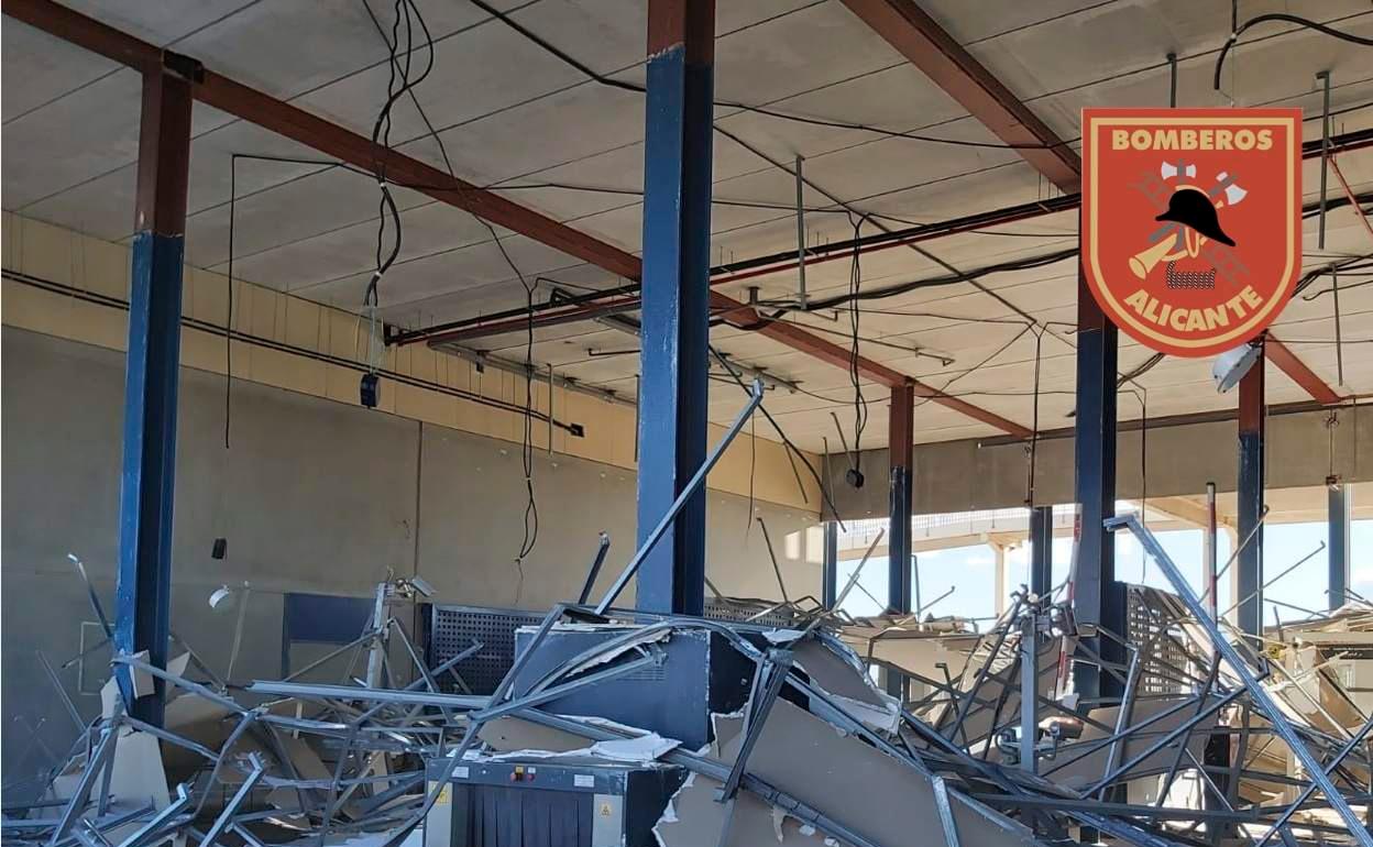 Así ha quedado el techo de la terminal aduanera del Puerto de Alicante. 