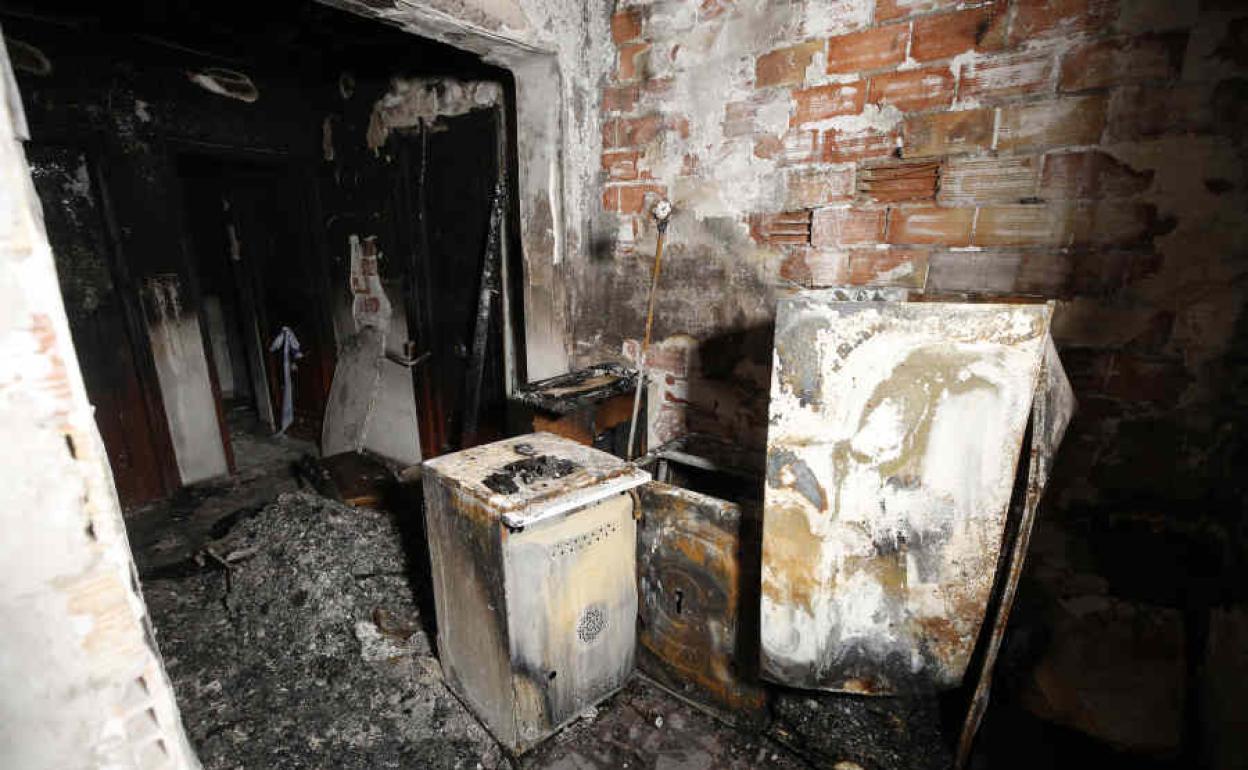 Restos del incendio declarado en un inmueble de la Avda. Malvarosa.