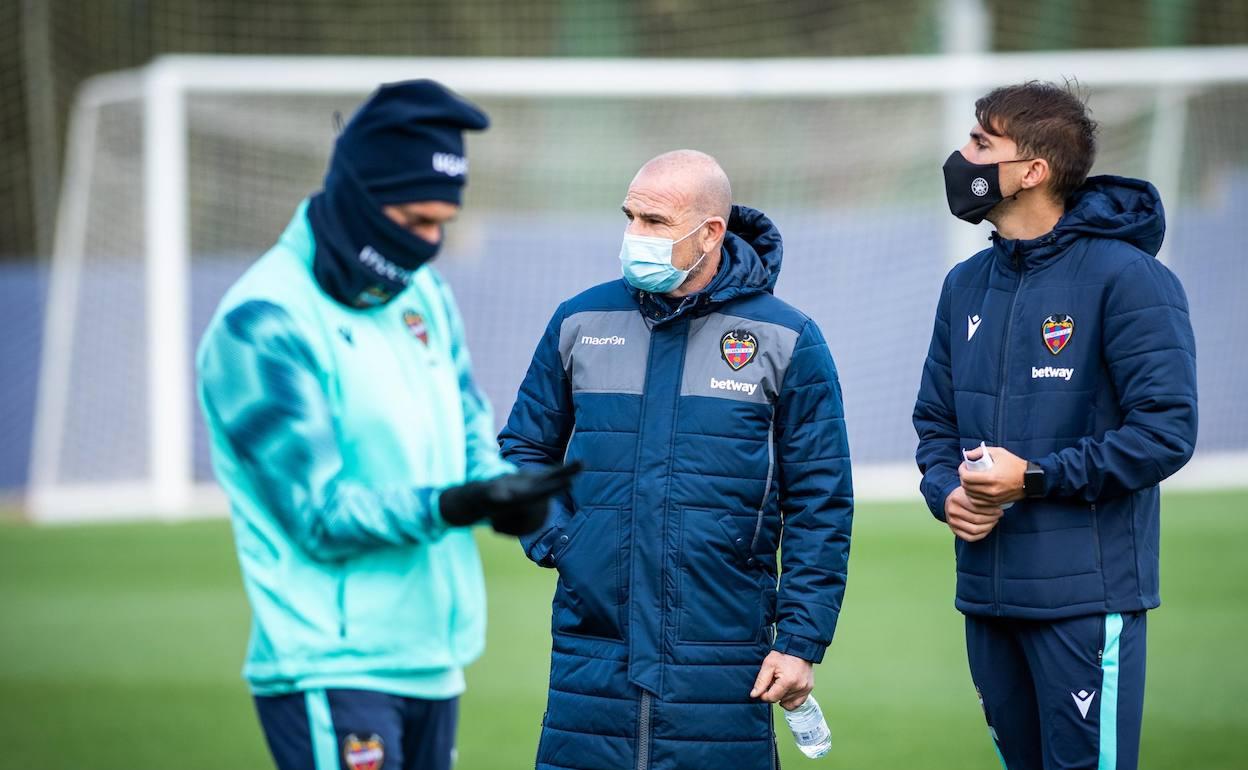 Paco López, durante un entrenamiento del Levante.