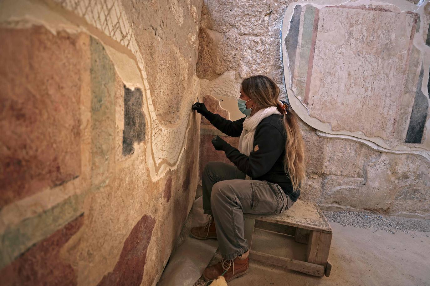 Herodión (o Herodium) es un sitio arqueológico y turístico situado entre Jerusalén y la ciudad palestina de Belén, en una zona que se encuentra bajo control civil y militar israelí. En esta montaña, el rey Herodes El Grande -padre del rey Herodes Antipas- ordenó le construyeran un palacio-fortaleza donde a su muerte sería enterrado. Desde este domingo, los nuevos tesoros de su interior que han sido desenterrados por arqueólogos israelíes se mostrarán al público. 