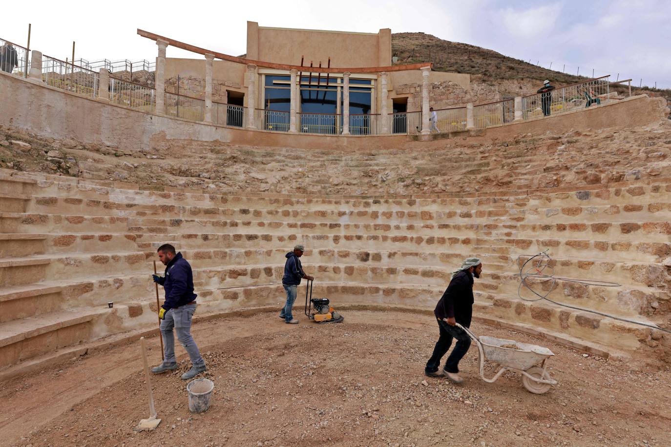 Herodión (o Herodium) es un sitio arqueológico y turístico situado entre Jerusalén y la ciudad palestina de Belén, en una zona que se encuentra bajo control civil y militar israelí. En esta montaña, el rey Herodes El Grande -padre del rey Herodes Antipas- ordenó le construyeran un palacio-fortaleza donde a su muerte sería enterrado. Desde este domingo, los nuevos tesoros de su interior que han sido desenterrados por arqueólogos israelíes se mostrarán al público. 