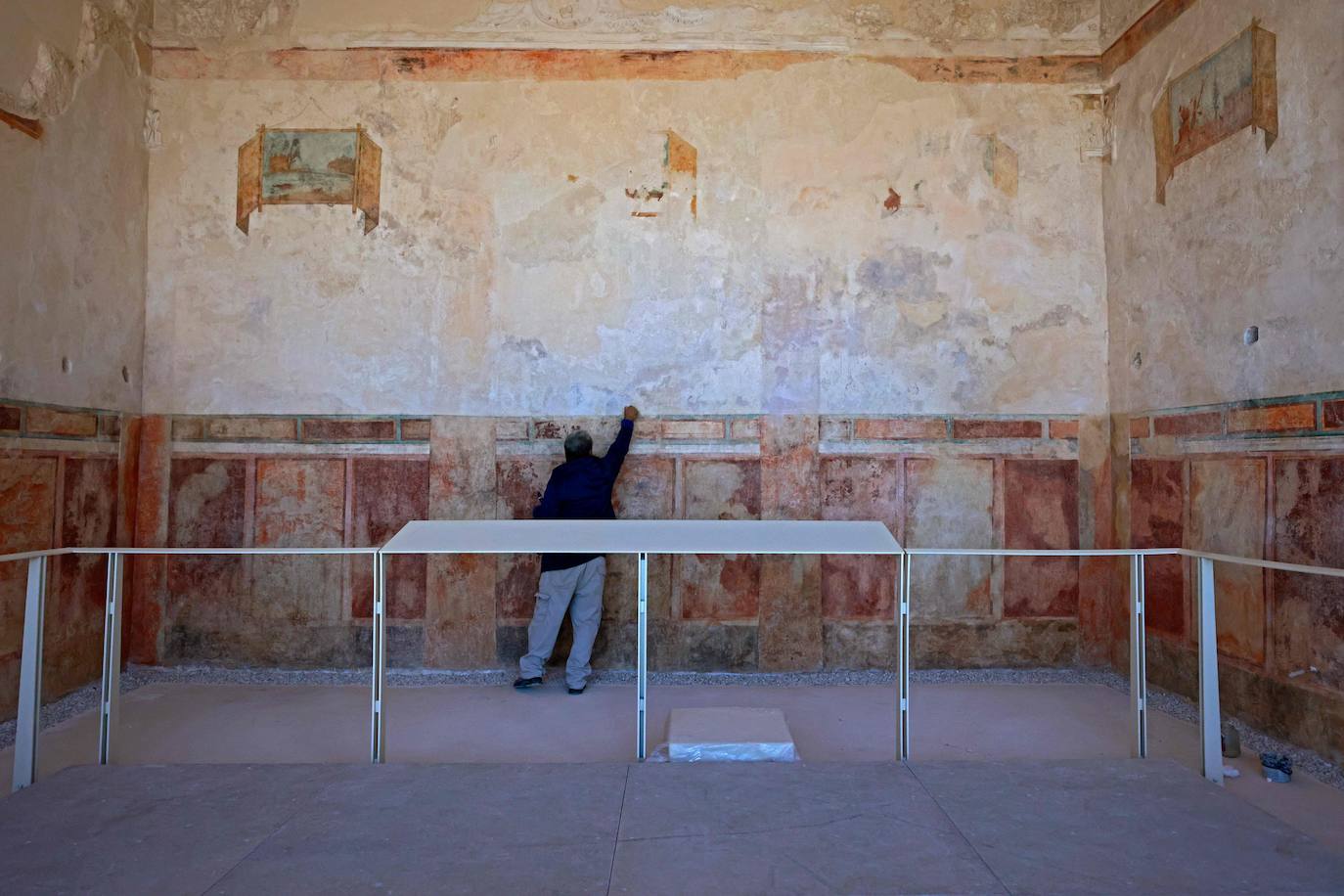 Herodión (o Herodium) es un sitio arqueológico y turístico situado entre Jerusalén y la ciudad palestina de Belén, en una zona que se encuentra bajo control civil y militar israelí. En esta montaña, el rey Herodes El Grande -padre del rey Herodes Antipas- ordenó le construyeran un palacio-fortaleza donde a su muerte sería enterrado. Desde este domingo, los nuevos tesoros de su interior que han sido desenterrados por arqueólogos israelíes se mostrarán al público. 