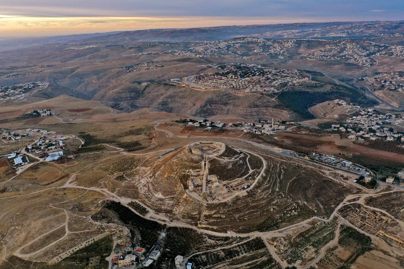 Herodión (o Herodium) es un sitio arqueológico y turístico situado entre Jerusalén y la ciudad palestina de Belén, en una zona que se encuentra bajo control civil y militar israelí. En esta montaña, el rey Herodes El Grande -padre del rey Herodes Antipas- ordenó le construyeran un palacio-fortaleza donde a su muerte sería enterrado. Desde este domingo, los nuevos tesoros de su interior que han sido desenterrados por arqueólogos israelíes se mostrarán al público. 