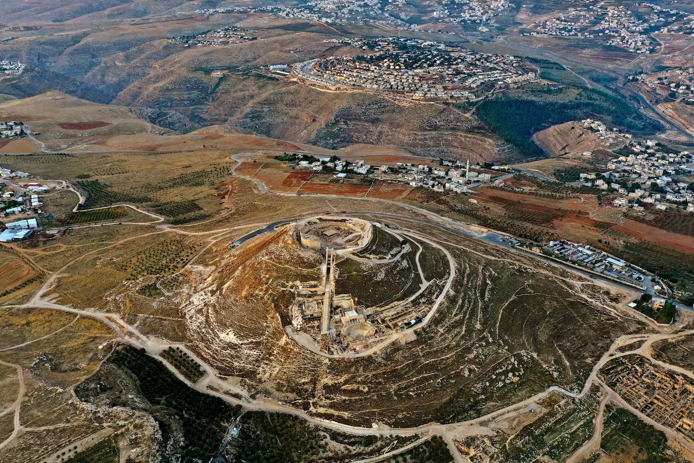 Herodión (o Herodium) es un sitio arqueológico y turístico situado entre Jerusalén y la ciudad palestina de Belén, en una zona que se encuentra bajo control civil y militar israelí. En esta montaña, el rey Herodes El Grande -padre del rey Herodes Antipas- ordenó le construyeran un palacio-fortaleza donde a su muerte sería enterrado. Desde este domingo, los nuevos tesoros de su interior que han sido desenterrados por arqueólogos israelíes se mostrarán al público. 