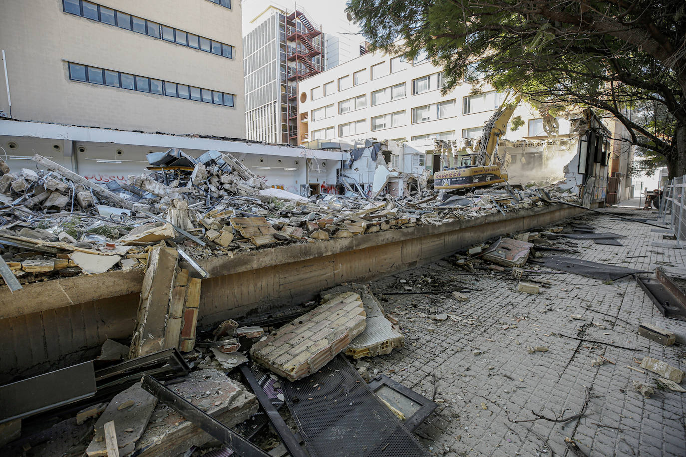 La Conselleria de Sanidad ha iniciado ya los derribos de la antigua escuela de agrónomos de Valencia, fase previa a la ampliación del Hospital Clínico. Fuentes de Urbanismo del ayuntamiento de Valencia explicaron ayer que estas dependencias no cuentan con ningún nivel de protección patriomonial. No sucede lo mismo con el edificio de la Facultad de Agrónomos, que sí está protegido y será rehabilitado dentro del plan para la citada mejora del centro sanitario.