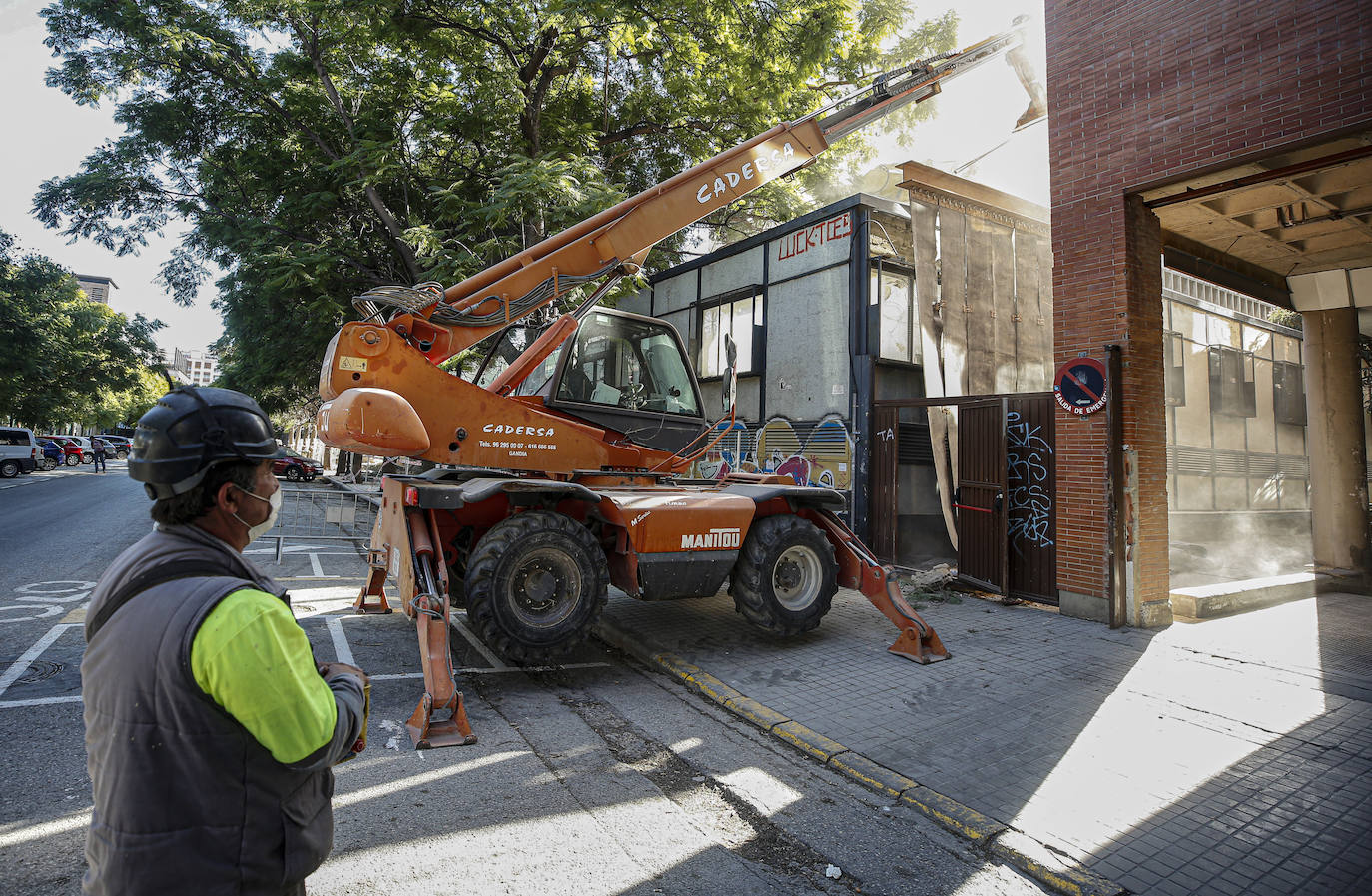 La Conselleria de Sanidad ha iniciado ya los derribos de la antigua escuela de agrónomos de Valencia, fase previa a la ampliación del Hospital Clínico. Fuentes de Urbanismo del ayuntamiento de Valencia explicaron ayer que estas dependencias no cuentan con ningún nivel de protección patriomonial. No sucede lo mismo con el edificio de la Facultad de Agrónomos, que sí está protegido y será rehabilitado dentro del plan para la citada mejora del centro sanitario.