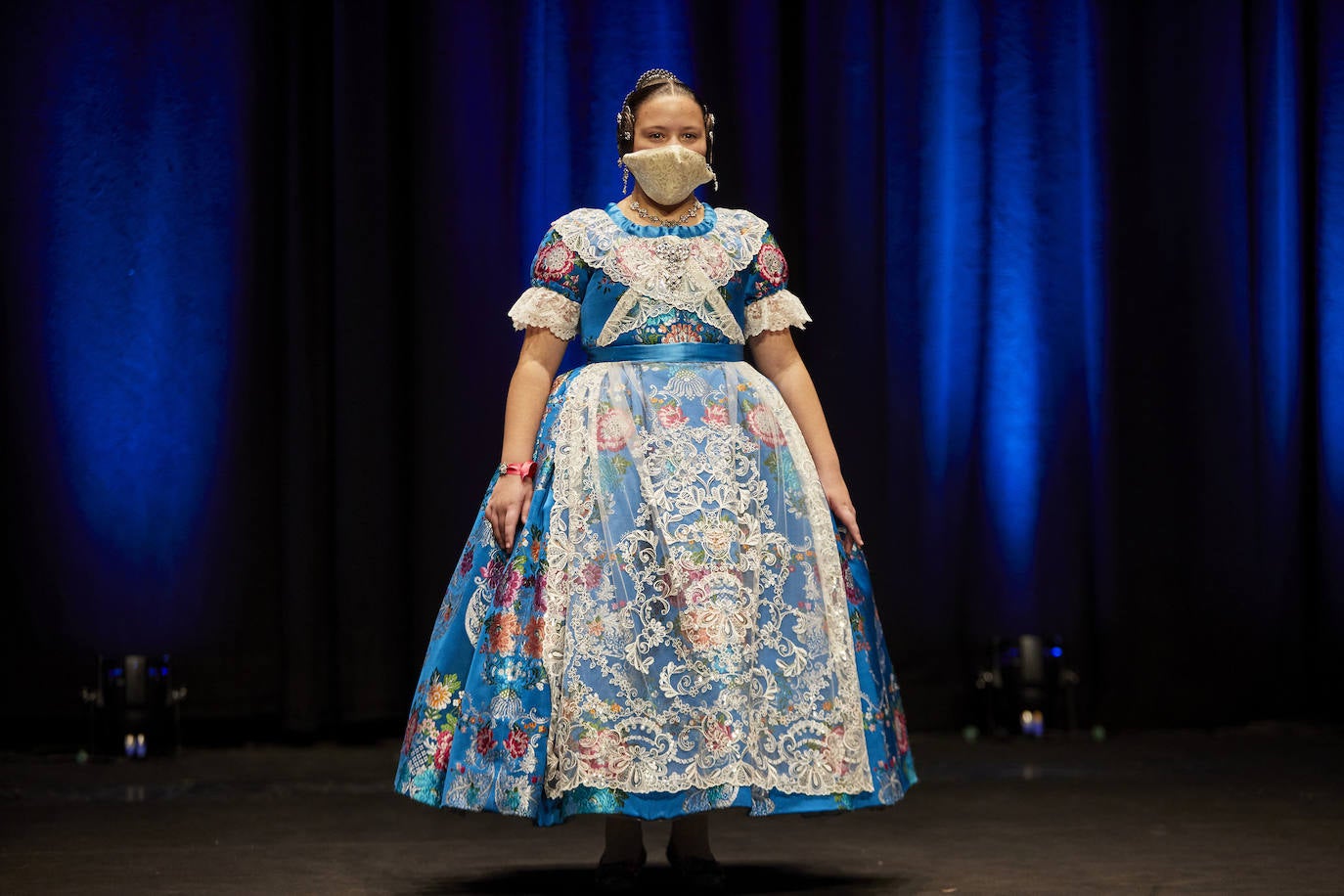 Los falleros y amantes de las tradiciones han revivido este fin de semana su pasión por la fiesta, ya que el Palacio de Congresos ha acogido la celebración del IV aniversario de la declaración de las Fallas como Patrimonio Inmaterial de la Humanidad. Este domingo, la pasarela se ha llenado de color con el Desfile de indumentaria fallera. 