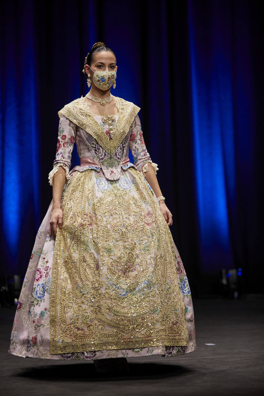 Los falleros y amantes de las tradiciones han revivido este fin de semana su pasión por la fiesta, ya que el Palacio de Congresos ha acogido la celebración del IV aniversario de la declaración de las Fallas como Patrimonio Inmaterial de la Humanidad. Este domingo, la pasarela se ha llenado de color con el Desfile de indumentaria fallera. 