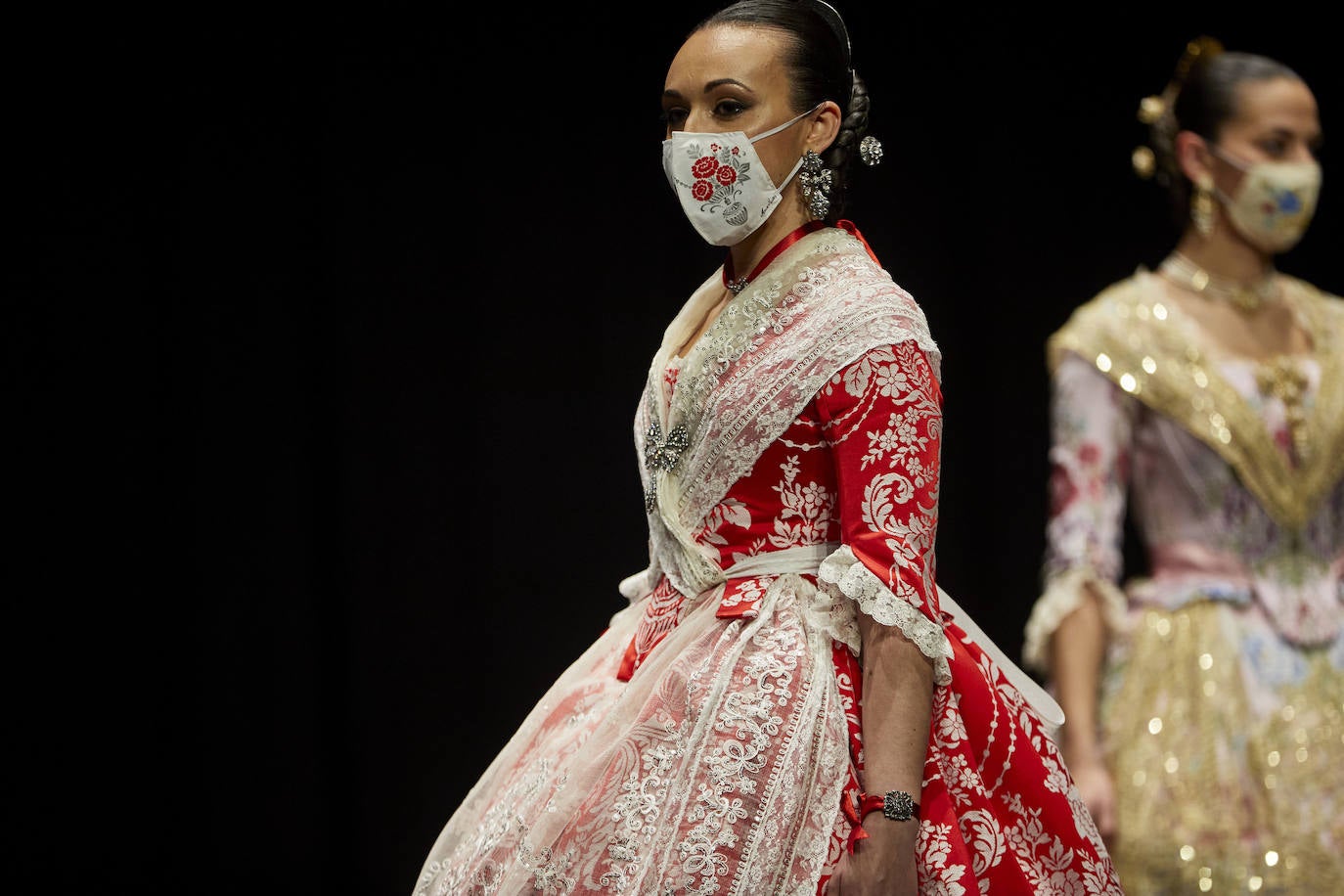 Los falleros y amantes de las tradiciones han revivido este fin de semana su pasión por la fiesta, ya que el Palacio de Congresos ha acogido la celebración del IV aniversario de la declaración de las Fallas como Patrimonio Inmaterial de la Humanidad. Este domingo, la pasarela se ha llenado de color con el Desfile de indumentaria fallera. 