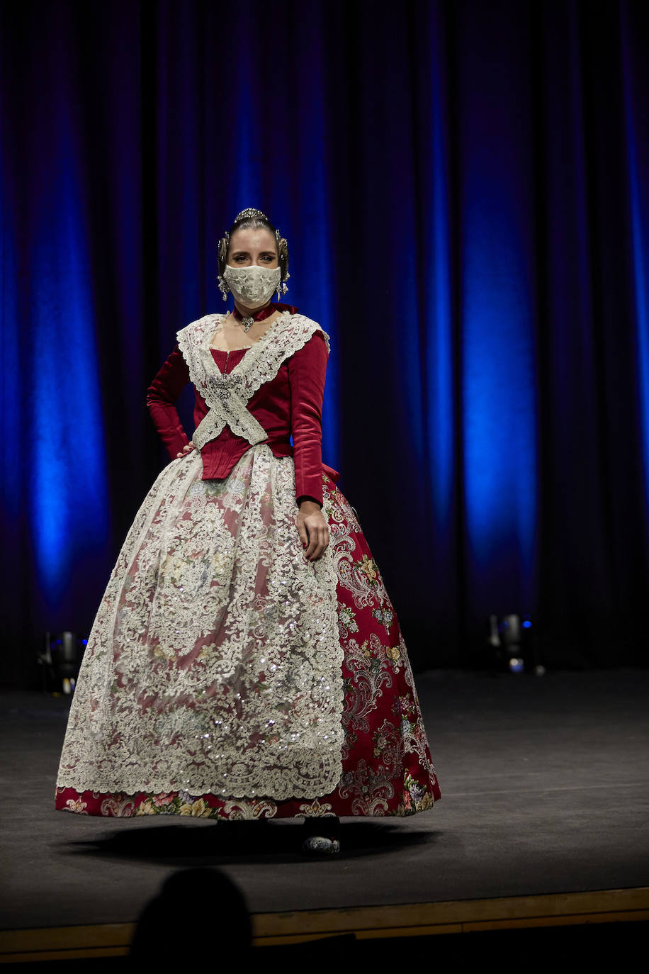 Los falleros y amantes de las tradiciones han revivido este fin de semana su pasión por la fiesta, ya que el Palacio de Congresos ha acogido la celebración del IV aniversario de la declaración de las Fallas como Patrimonio Inmaterial de la Humanidad. Este domingo, la pasarela se ha llenado de color con el Desfile de indumentaria fallera. 