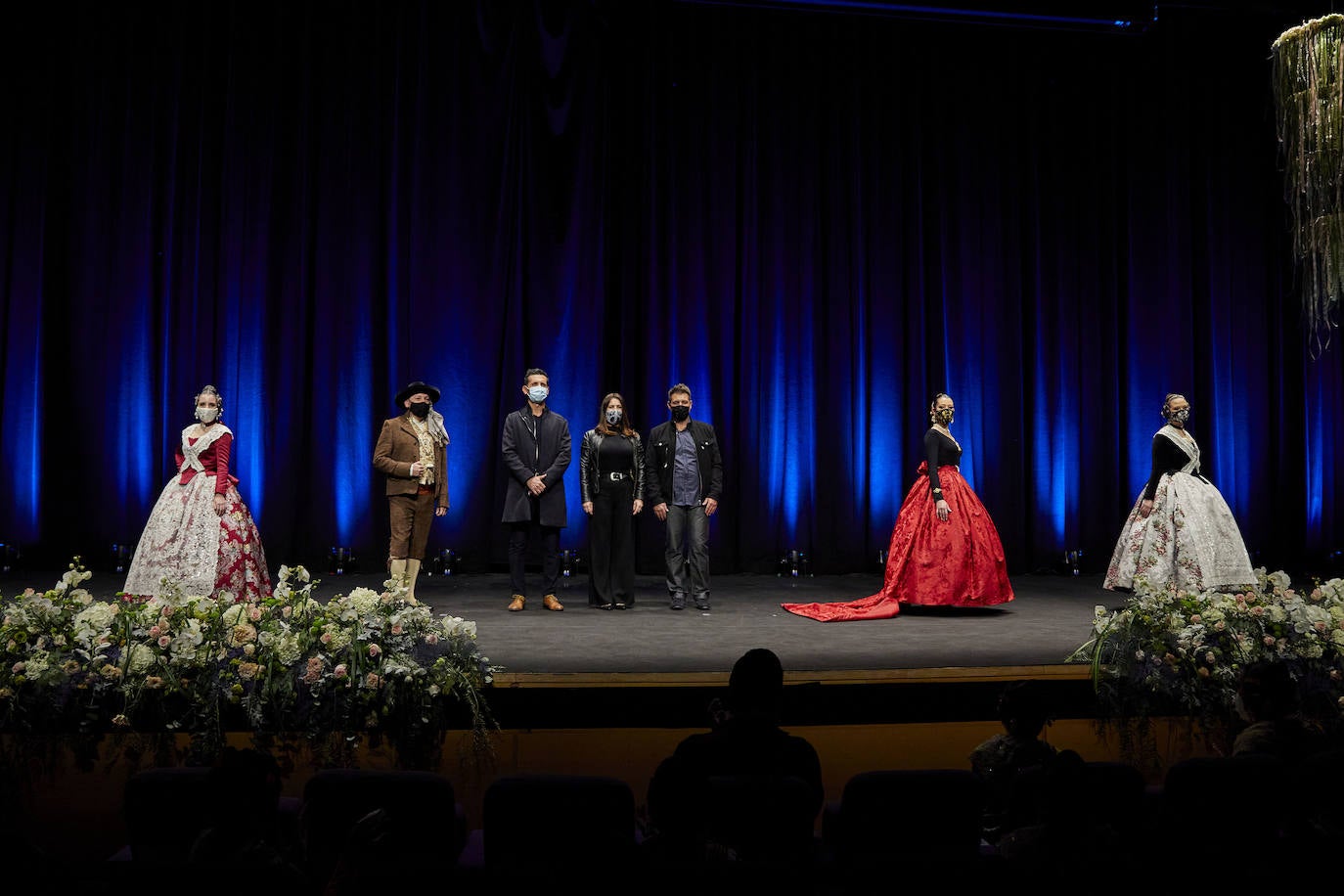 Los falleros y amantes de las tradiciones han revivido este fin de semana su pasión por la fiesta, ya que el Palacio de Congresos ha acogido la celebración del IV aniversario de la declaración de las Fallas como Patrimonio Inmaterial de la Humanidad. Este domingo, la pasarela se ha llenado de color con el Desfile de indumentaria fallera. 