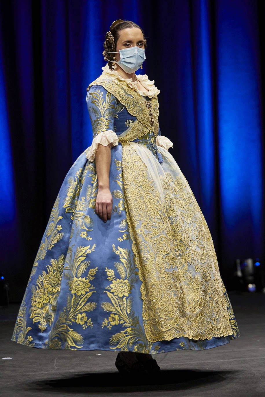 Los falleros y amantes de las tradiciones han revivido este fin de semana su pasión por la fiesta, ya que el Palacio de Congresos ha acogido la celebración del IV aniversario de la declaración de las Fallas como Patrimonio Inmaterial de la Humanidad. Este domingo, la pasarela se ha llenado de color con el Desfile de indumentaria fallera. 