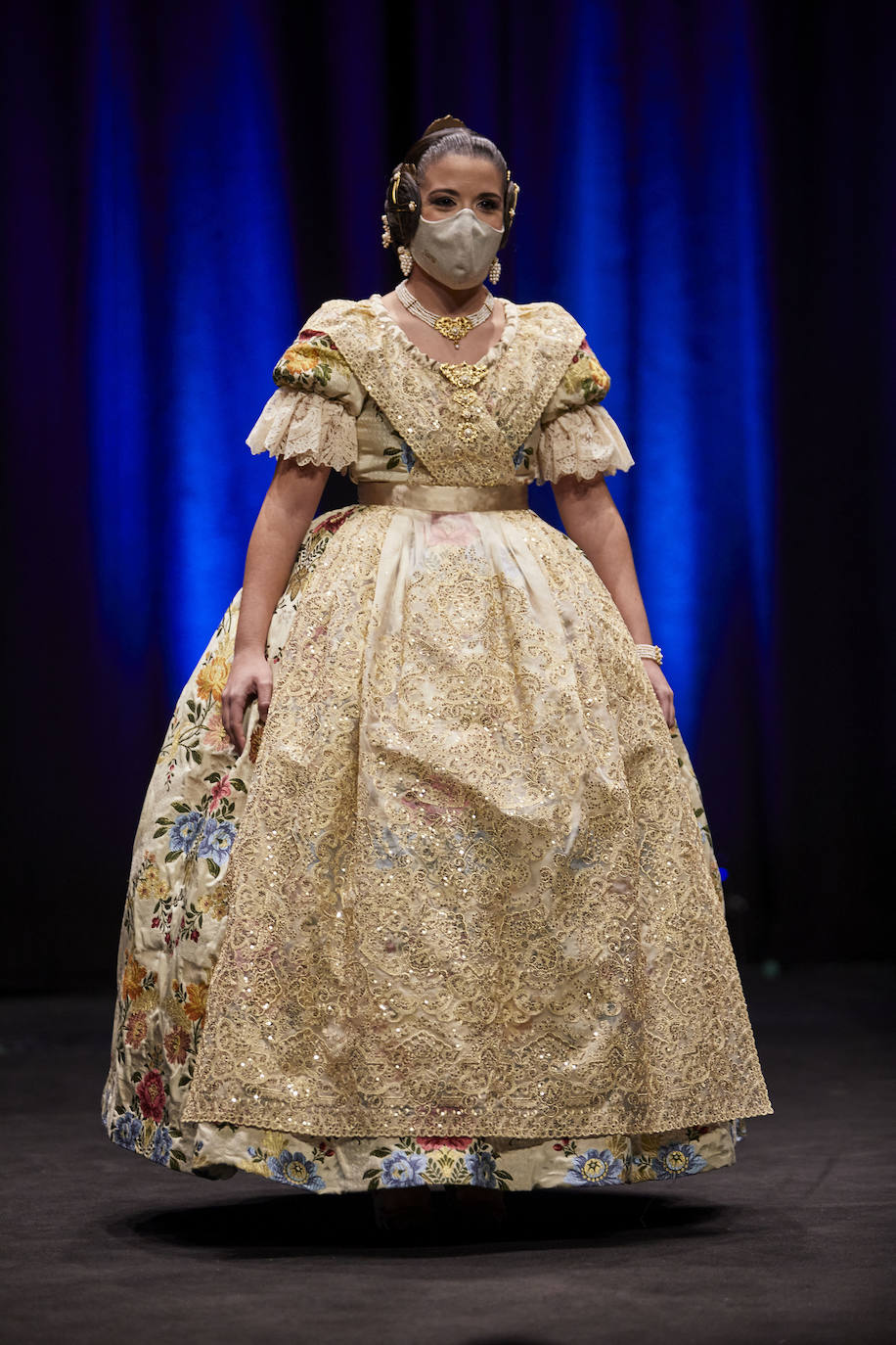 Los falleros y amantes de las tradiciones han revivido este fin de semana su pasión por la fiesta, ya que el Palacio de Congresos ha acogido la celebración del IV aniversario de la declaración de las Fallas como Patrimonio Inmaterial de la Humanidad. Este domingo, la pasarela se ha llenado de color con el Desfile de indumentaria fallera. 