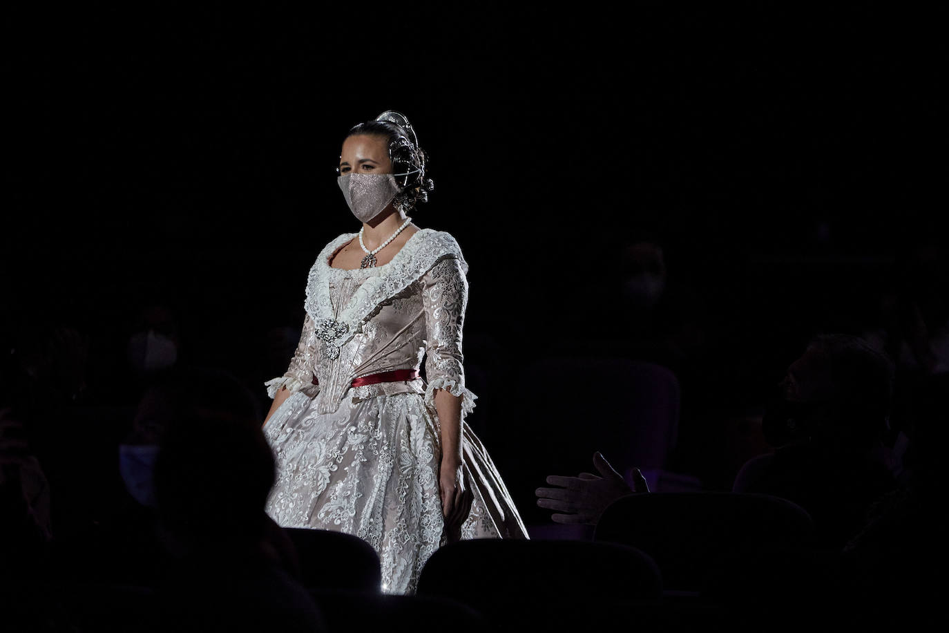 Los falleros y amantes de las tradiciones han revivido este fin de semana su pasión por la fiesta, ya que el Palacio de Congresos ha acogido la celebración del IV aniversario de la declaración de las Fallas como Patrimonio Inmaterial de la Humanidad. Este domingo, la pasarela se ha llenado de color con el Desfile de indumentaria fallera. 