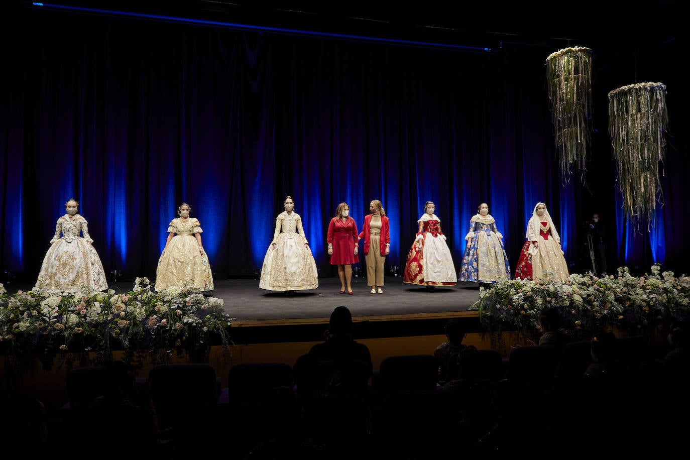 Los falleros y amantes de las tradiciones han revivido este fin de semana su pasión por la fiesta, ya que el Palacio de Congresos ha acogido la celebración del IV aniversario de la declaración de las Fallas como Patrimonio Inmaterial de la Humanidad. Este domingo, la pasarela se ha llenado de color con el Desfile de indumentaria fallera. 