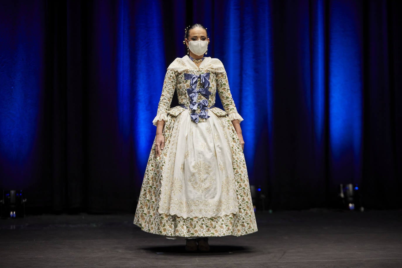 Los falleros y amantes de las tradiciones han revivido este fin de semana su pasión por la fiesta, ya que el Palacio de Congresos ha acogido la celebración del IV aniversario de la declaración de las Fallas como Patrimonio Inmaterial de la Humanidad. Este domingo, la pasarela se ha llenado de color con el Desfile de indumentaria fallera. 